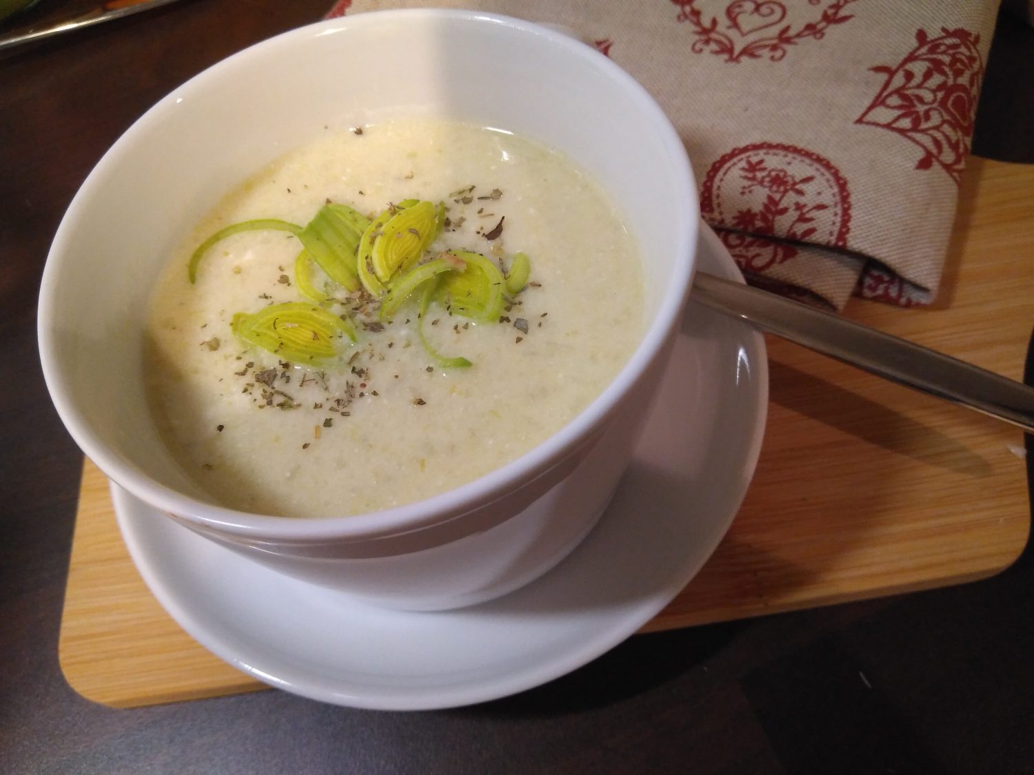 Porree-Kohlrabi Suppe mit Frischkäse